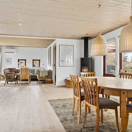 Spacious Surrounded By Forest Holiday home Mesinge